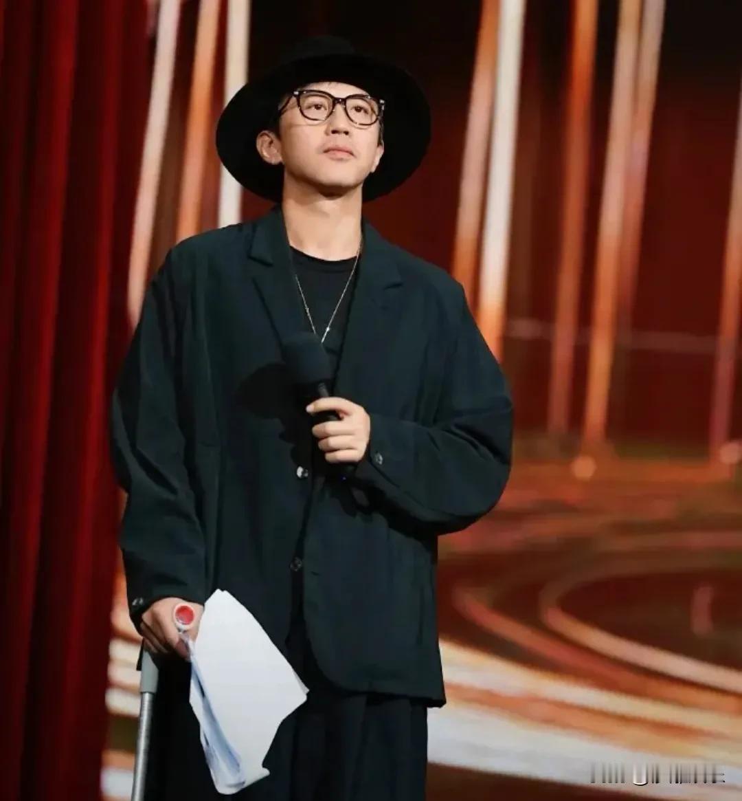 5天，4条视频，粉丝破千万。这事儿搁别人身上叫奇迹，放超哥身上，大伙儿反而觉得：