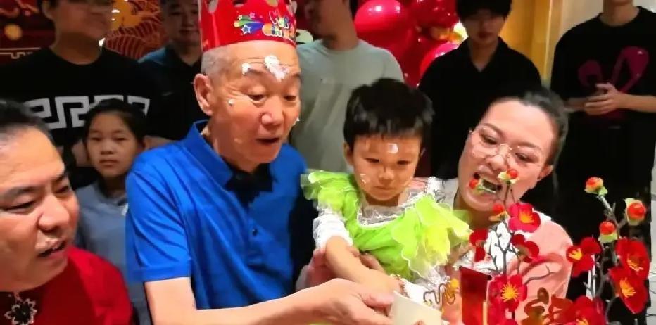 赵津生70岁生日那天，在饭店门口迎客，相声界没有来一个老先生。他穿了一身新做