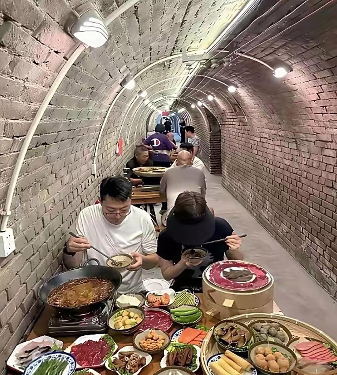 这个老板的脑洞大开，原来的房子装修，把饭店般到这里来了，但是也不影响顾客的到来[