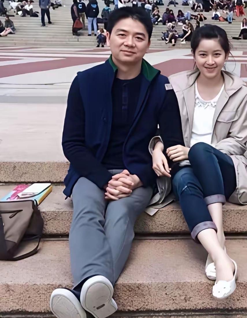 大写时期，刘强东和女友龚晓京一起共同创业，取名为京东，怎奈之后分了，如今刘强东成
