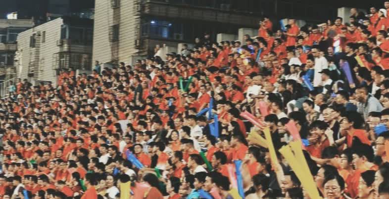 苏超这一步踩空了。上周赛事缺席，球迷等得发闷。习惯节奏突然中断，失望蔓延