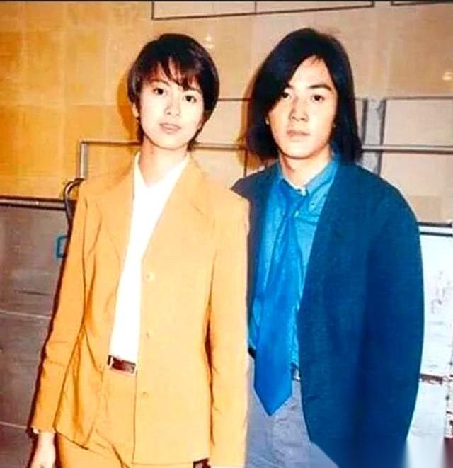 一块蛋糕。直接砸在一个当红玉女脸上，还是在活动现场，当着所有媒体的面。那不是