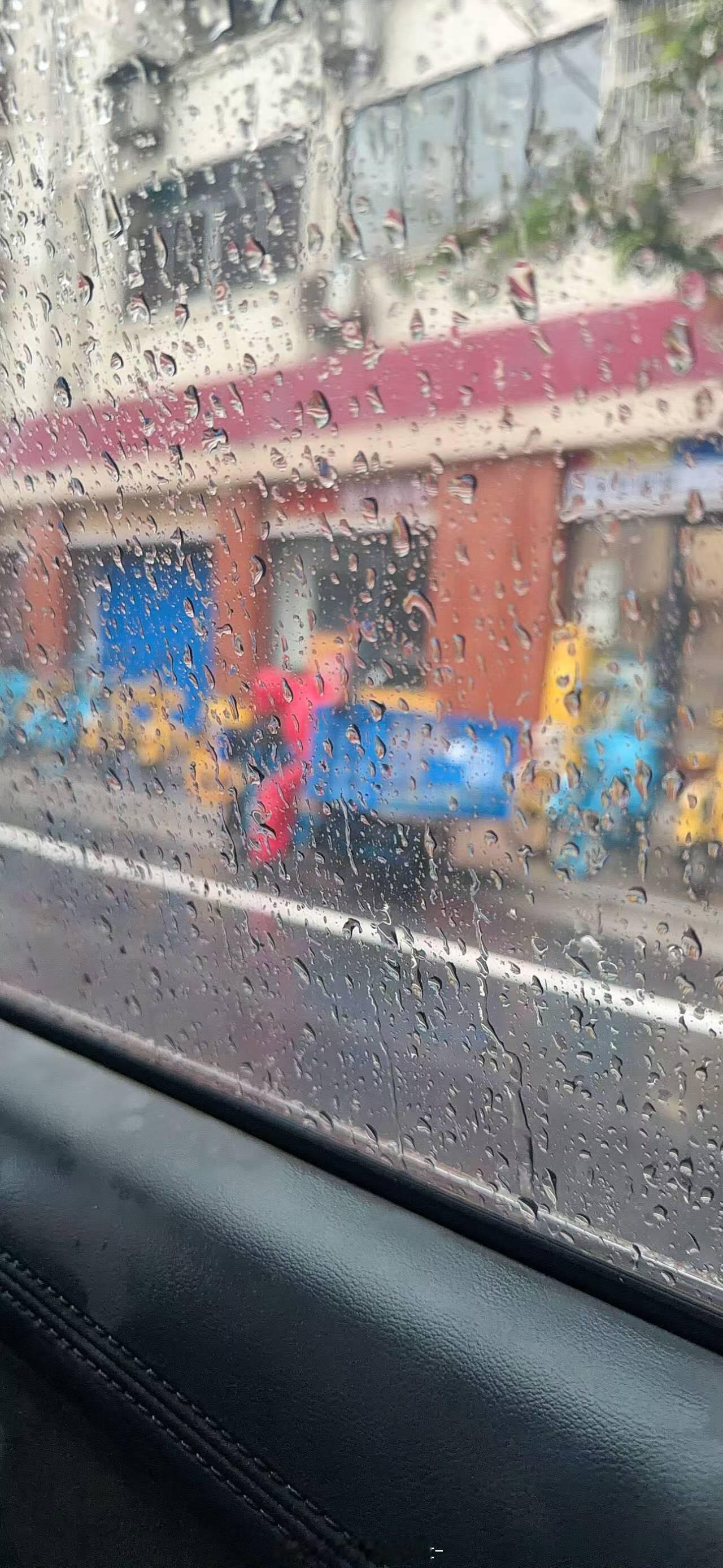 河南暴雨受“白海豚”残余环流影响，河南多地降下破纪录特大暴雨。上海的雨还没有停