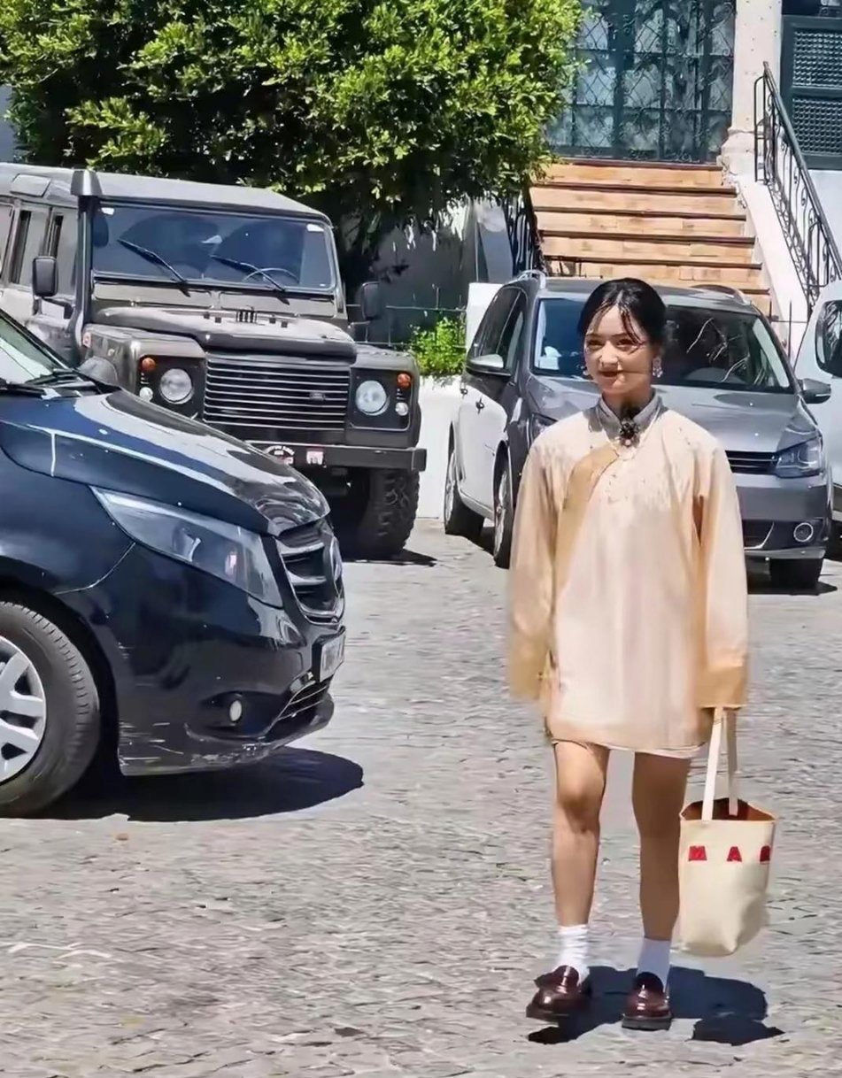 沈月中餐厅路透：身材五五分，显矮且腿短，穿衣不考虑比例？​​​