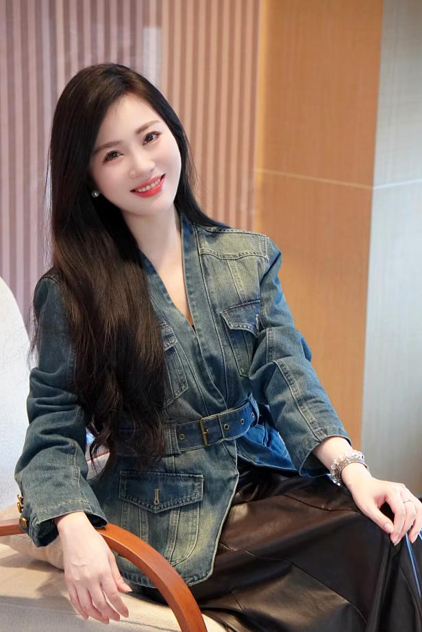 牛仔外套搭配黑色皮裙，时尚又优雅！👗👠