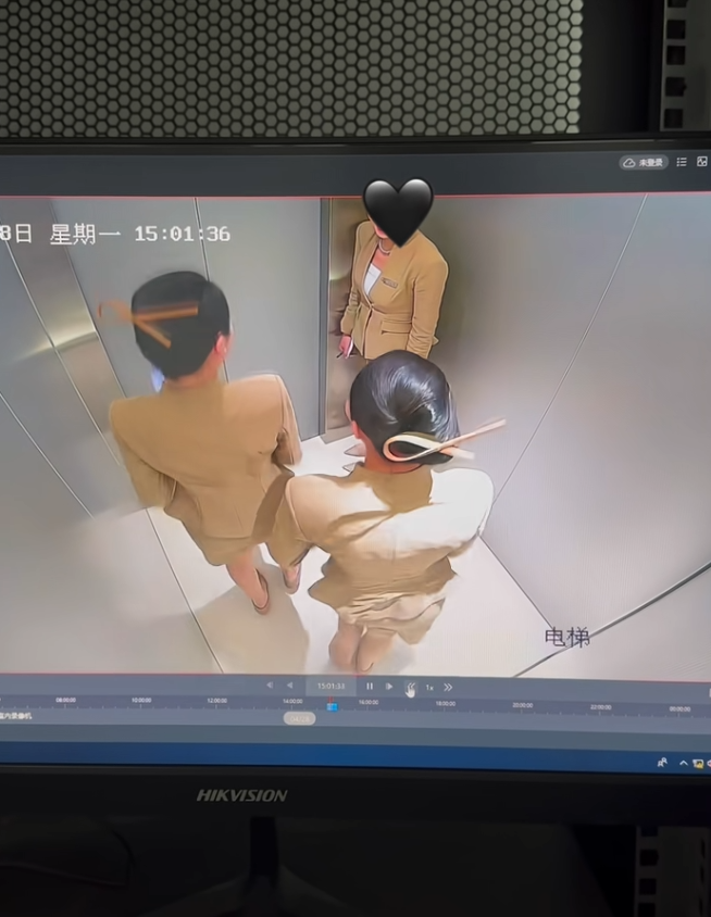 小姐姐在电梯跳起来了，不知发给她会不会尴尬