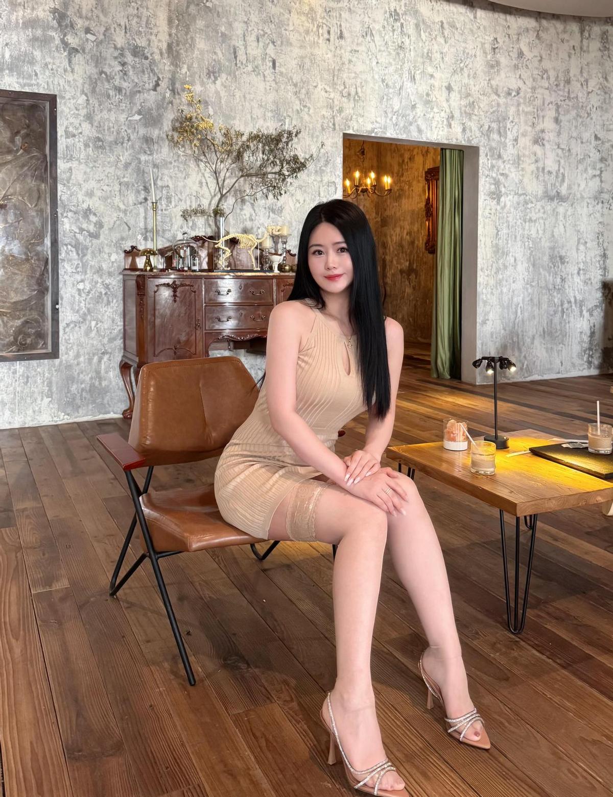 黄油黄一上身，整个人像从油画里走出来的。不靠滤镜，不靠修图，光靠一件衬衫，就能