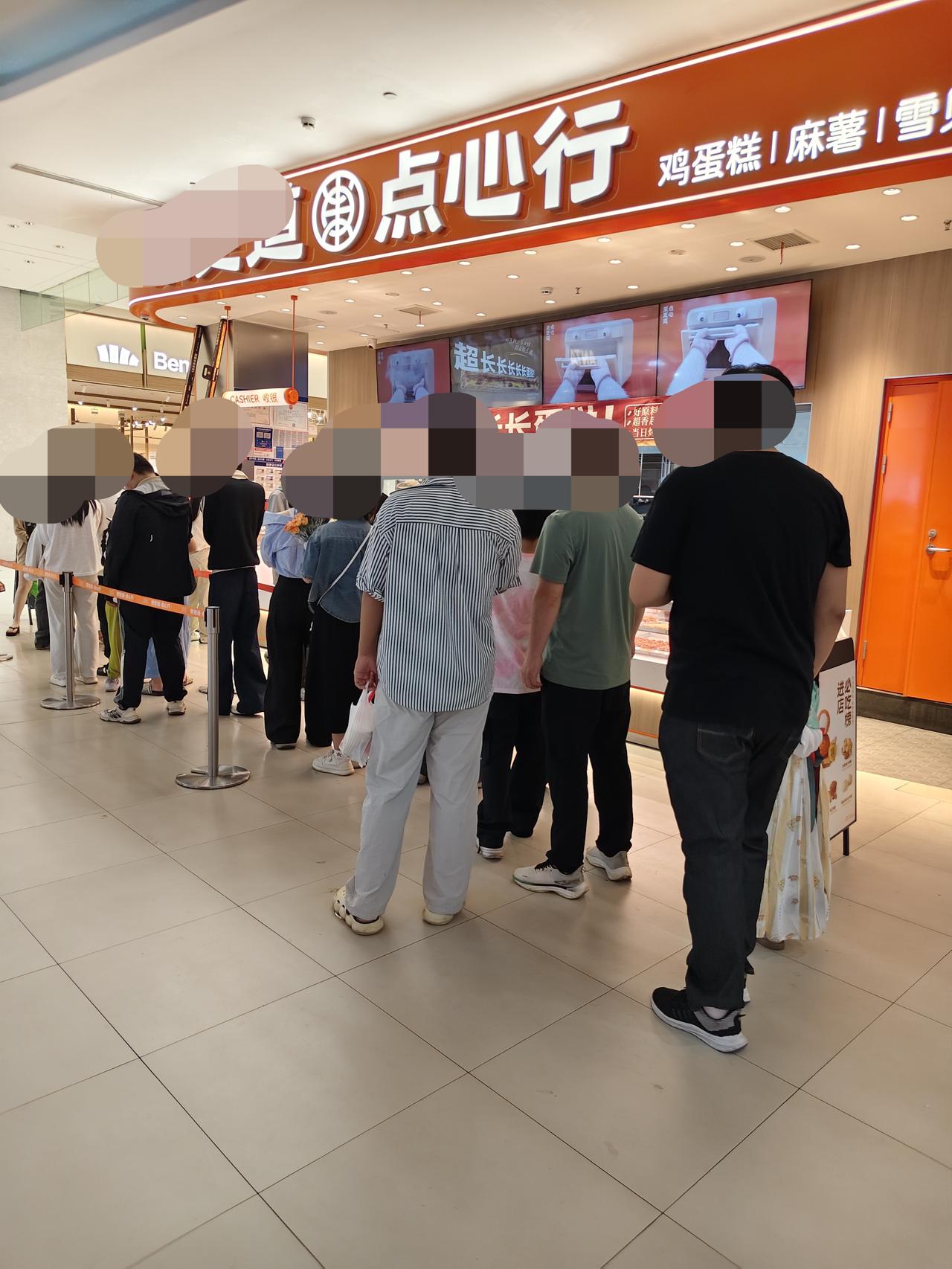 最近一段时间这种“超长蛋挞”在威海也是爆火出圈，无论是在张村大家家悦附近的一些蛋