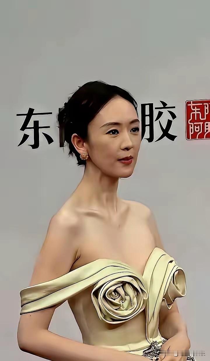 女人到了一定年纪还真不一定越瘦越好看，看童瑶就知道，她一直保持着十分苗条的身材