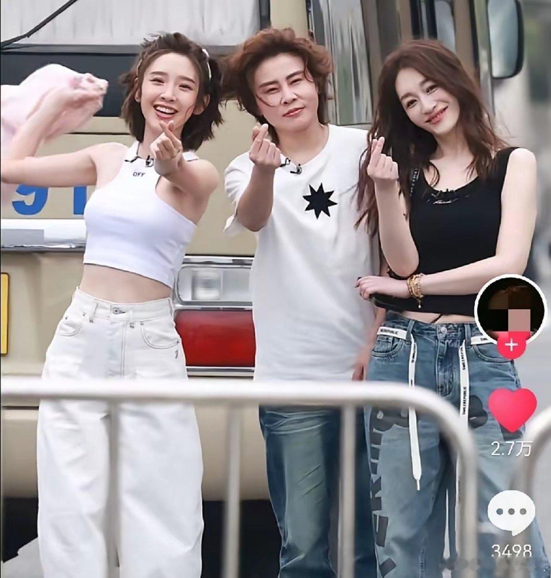 看了这个画面咱就是说，这能怪黎明吗？这个氛围不就是有钱富二代领着两位“大小姐”出