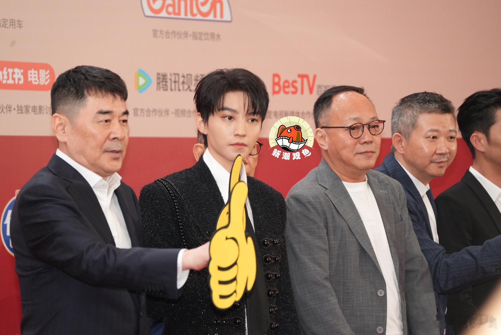 王俊凯刘德华红毯合影小凯和华仔的状态好好，两位[点赞][点赞]上海电影节