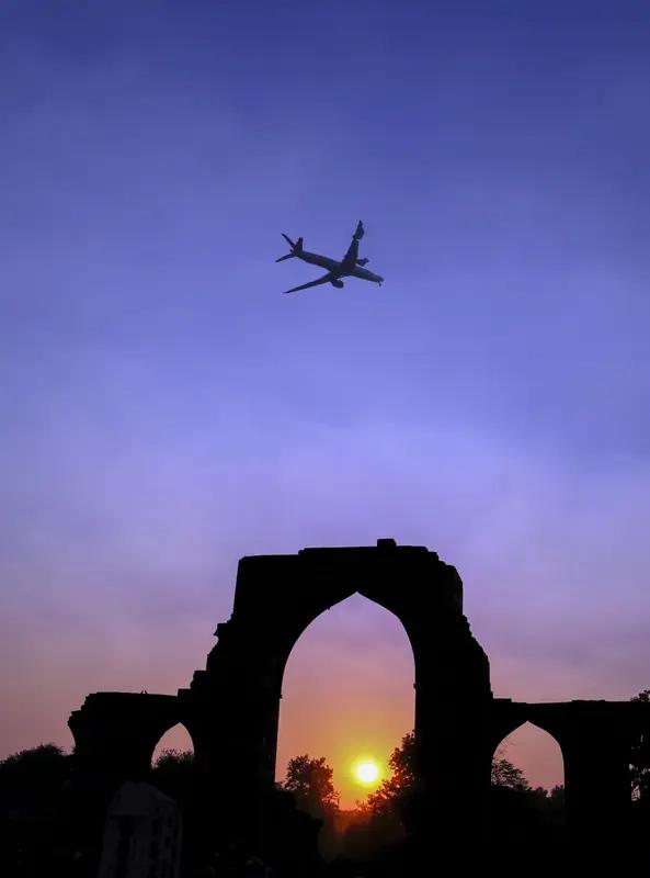 据印度媒体报道，印度空军一架战机在印控克什米尔地区坠毁。然而，印度空军发言人迅速