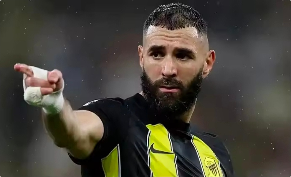 沙特记者吉扎维2月10日爆料，本泽马在吉达联合更衣室态度恶劣、摆架子、居高临下，