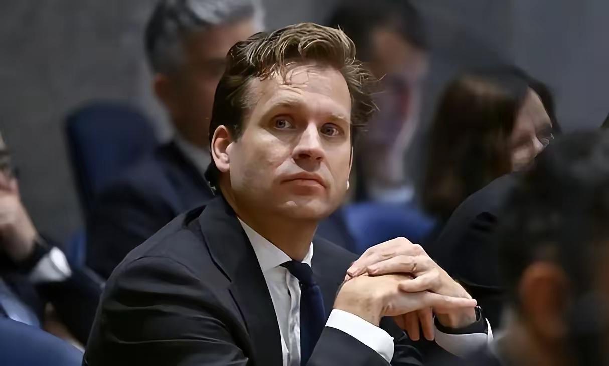 为啥荷兰突然服软了？中方一个行动很关键，连美国都无话可说了！​2025年11