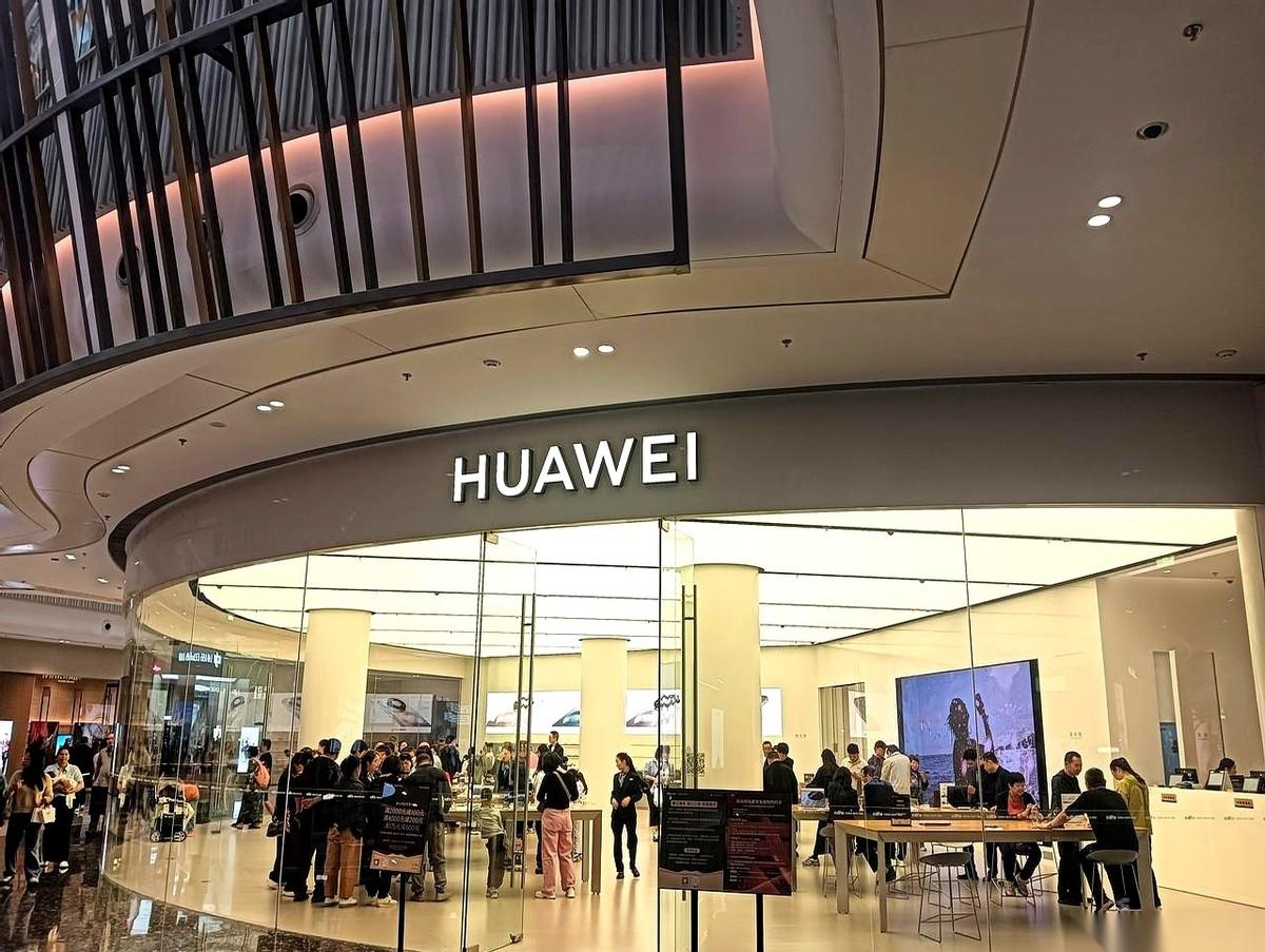 朋友圈都刷疯了，说免税店跟不要钱似的。乌泱乌泱全是人，排队买手机，苹果华为的柜