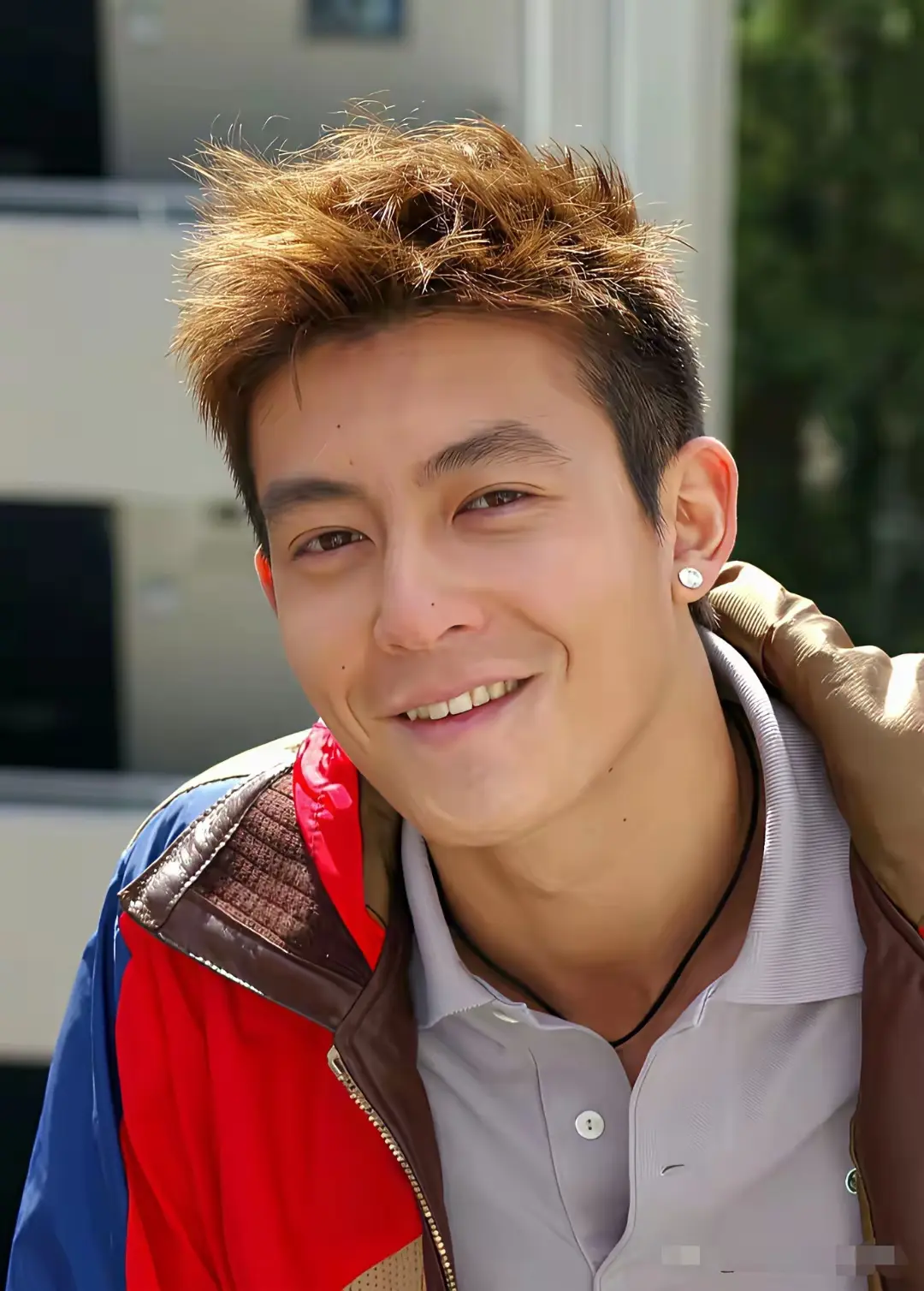 真是想不到，四十多岁的陈冠希就成了糟老头子，满脸皱纹，皮肤松弛垮塌的一踏糊涂，