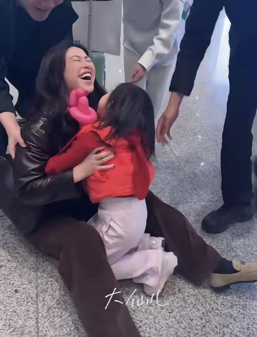 网友机场偶遇朱珠女儿接机，母女拥抱过猛，朱珠倒在地上大笑起来！4岁女儿看到妈妈