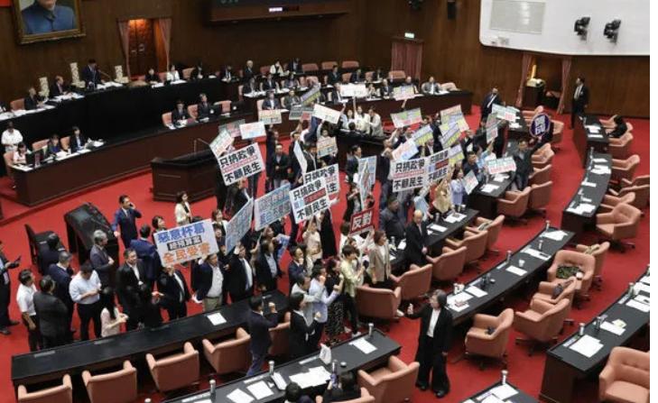 TVBS民调：蓝绿政党满意度35%、民众党26%《TVBS》今（11日）公布