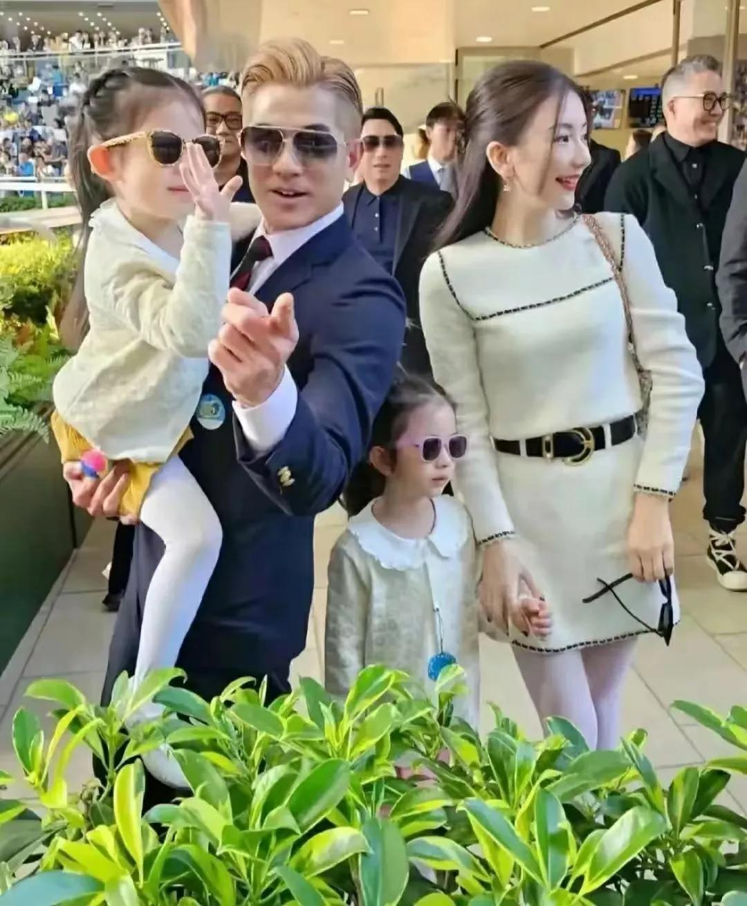郭富城携妻女亮相赛马场！59岁天王逆龄状态引热议，方媛宽松穿搭再添三胎疑云香港