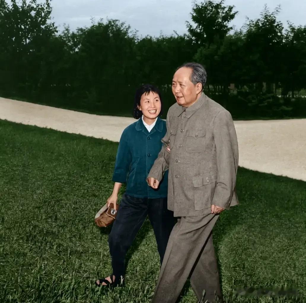 这张图片中是毛主席与他的机要秘书张玉凤同志。毛主席长时间坐在桌子前忙于国事，难