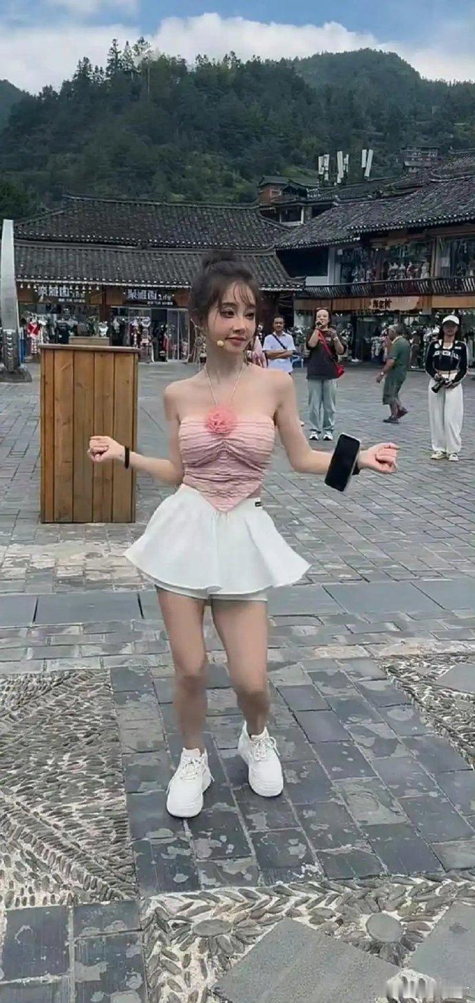从甜歌少女到性感主播，冯提莫的风格转变引发热议。曾经的“斗鱼一姐”，如今在直播中