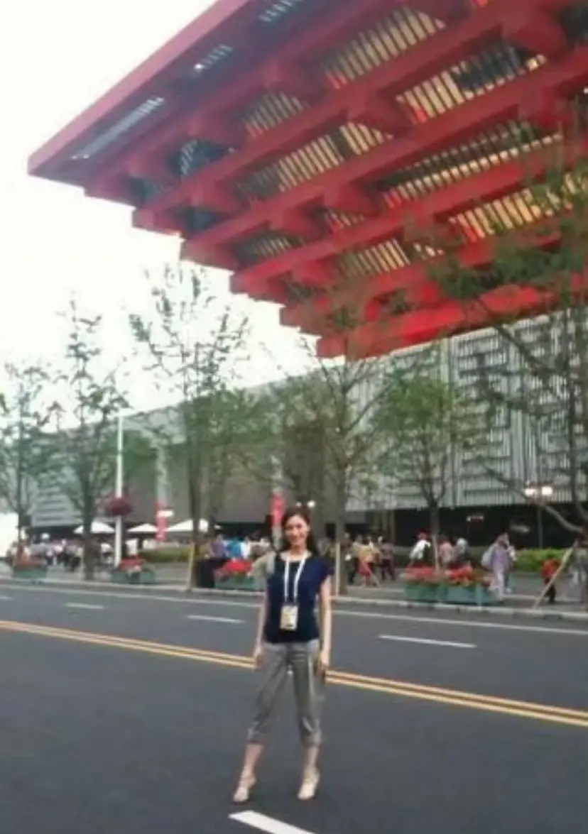 李嘉欣这穿搭，换个人都是灾难！​