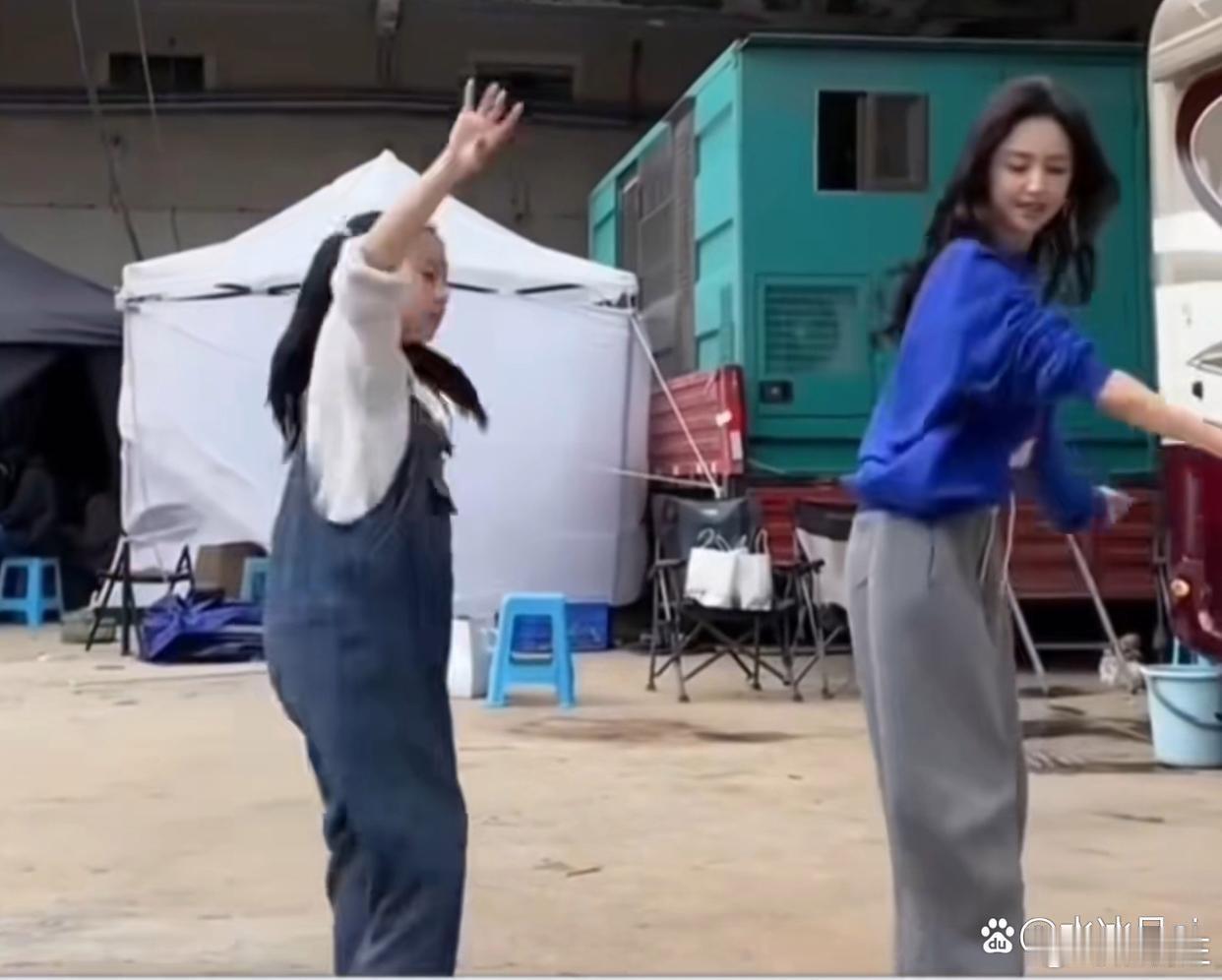 佟丽娅这是把小酒窝当自己女儿了，亲自教她跳舞。