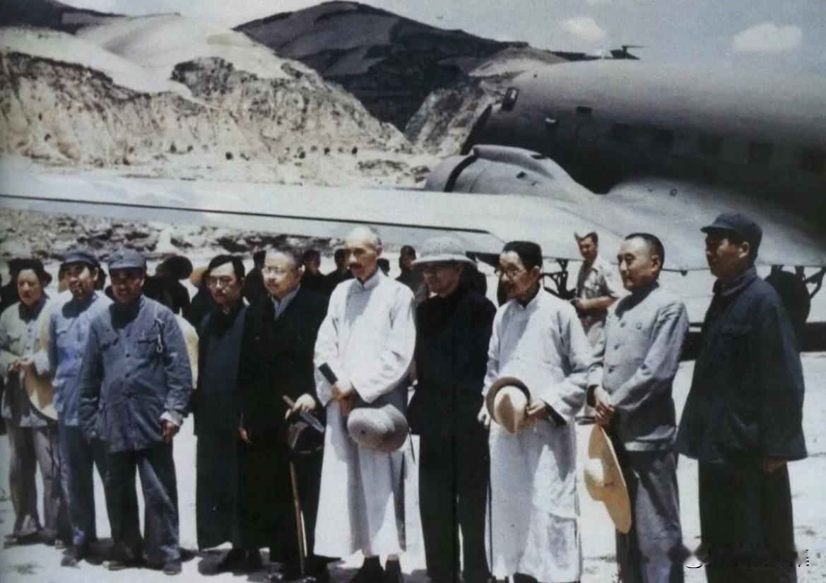 1945年7月，毛泽东等到机场迎接来延安访问的国民参政会参政员褚辅成等一行六人。
