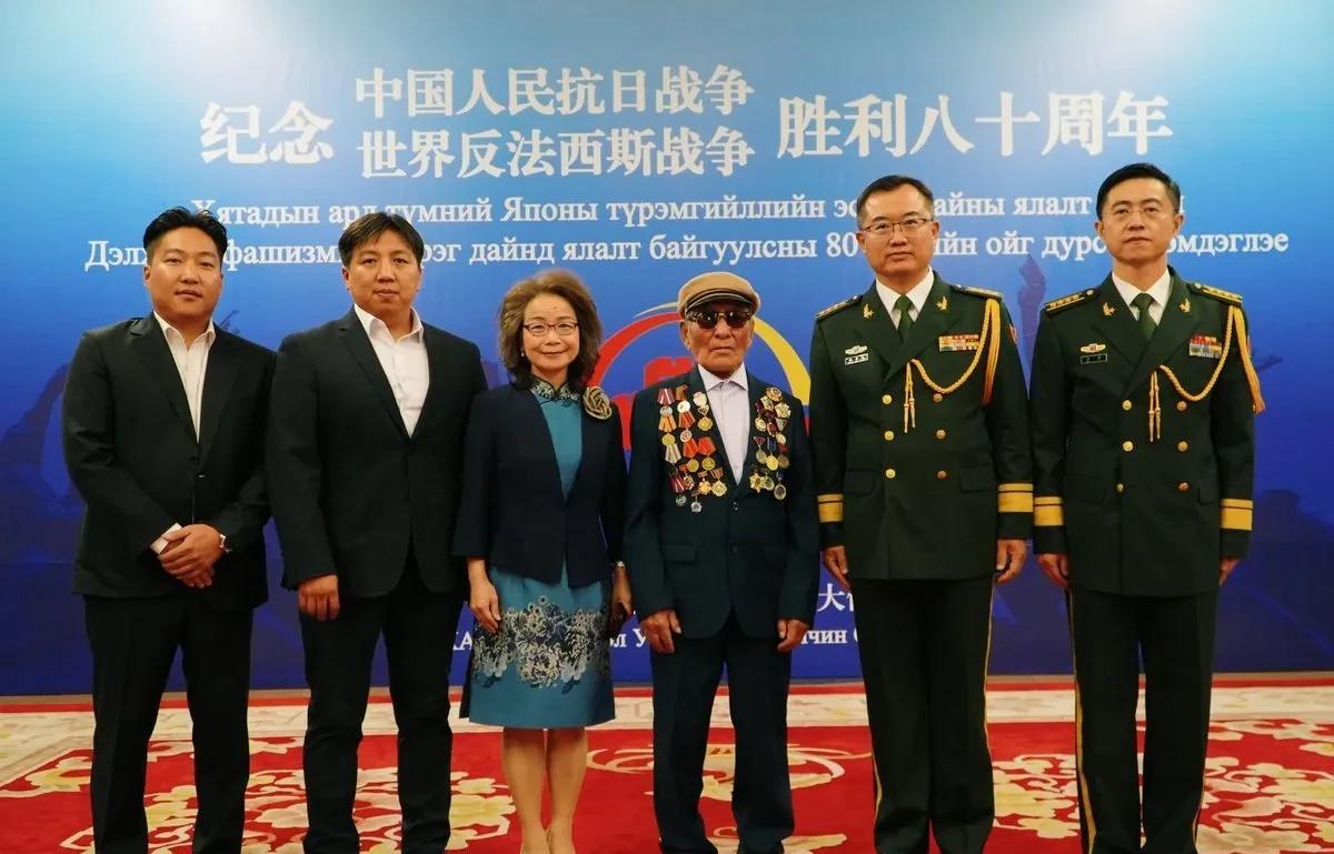 中国大使敬酒蒙古老兵。在抗战胜利80周年之际，中国驻蒙古大使馆举行庆祝酒会，邀请