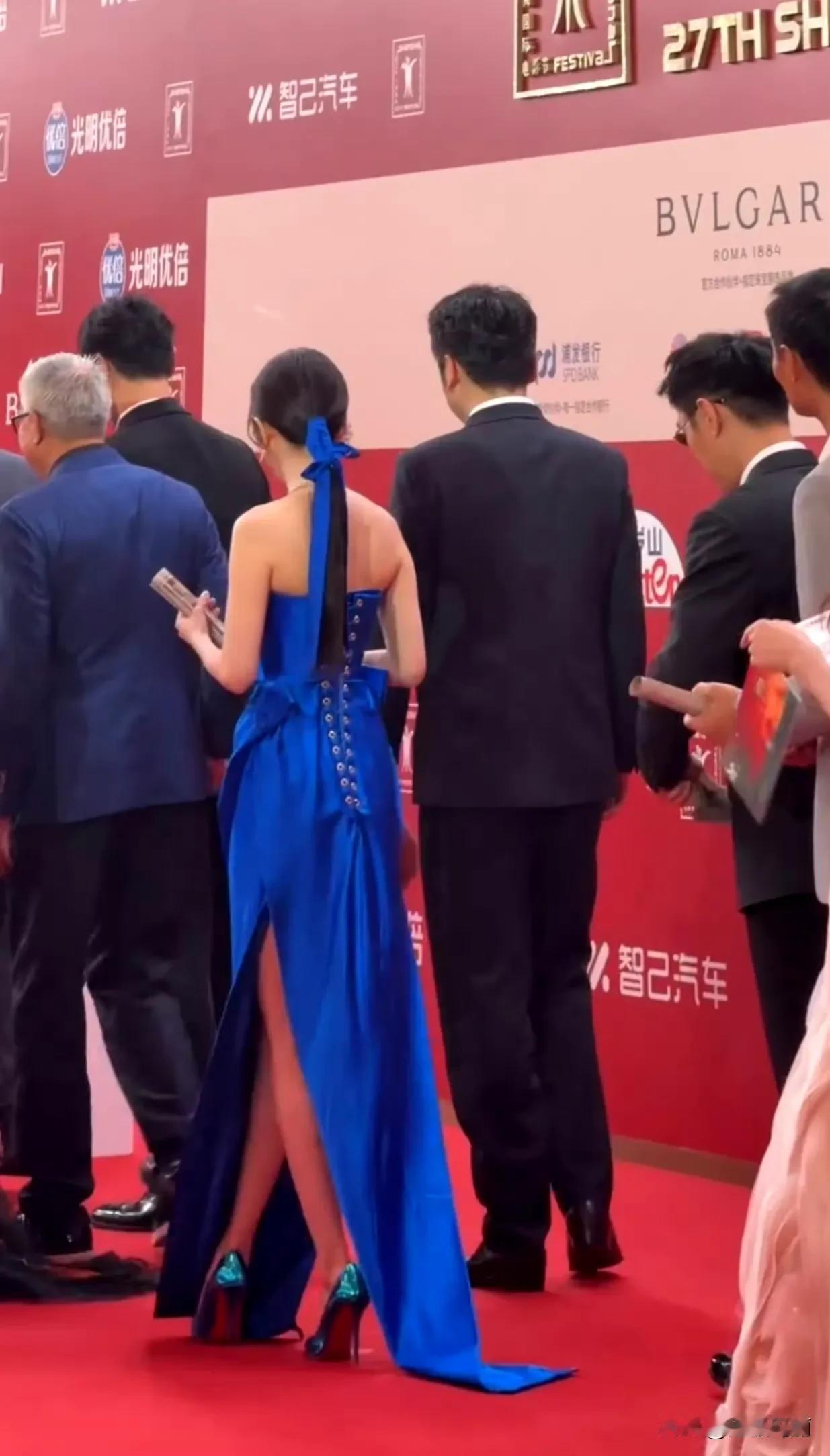 哈哈哈…最敬业的代言人！杨幂走上海国际电影节红毯的时候真的把高跟鞋换了，换成了C