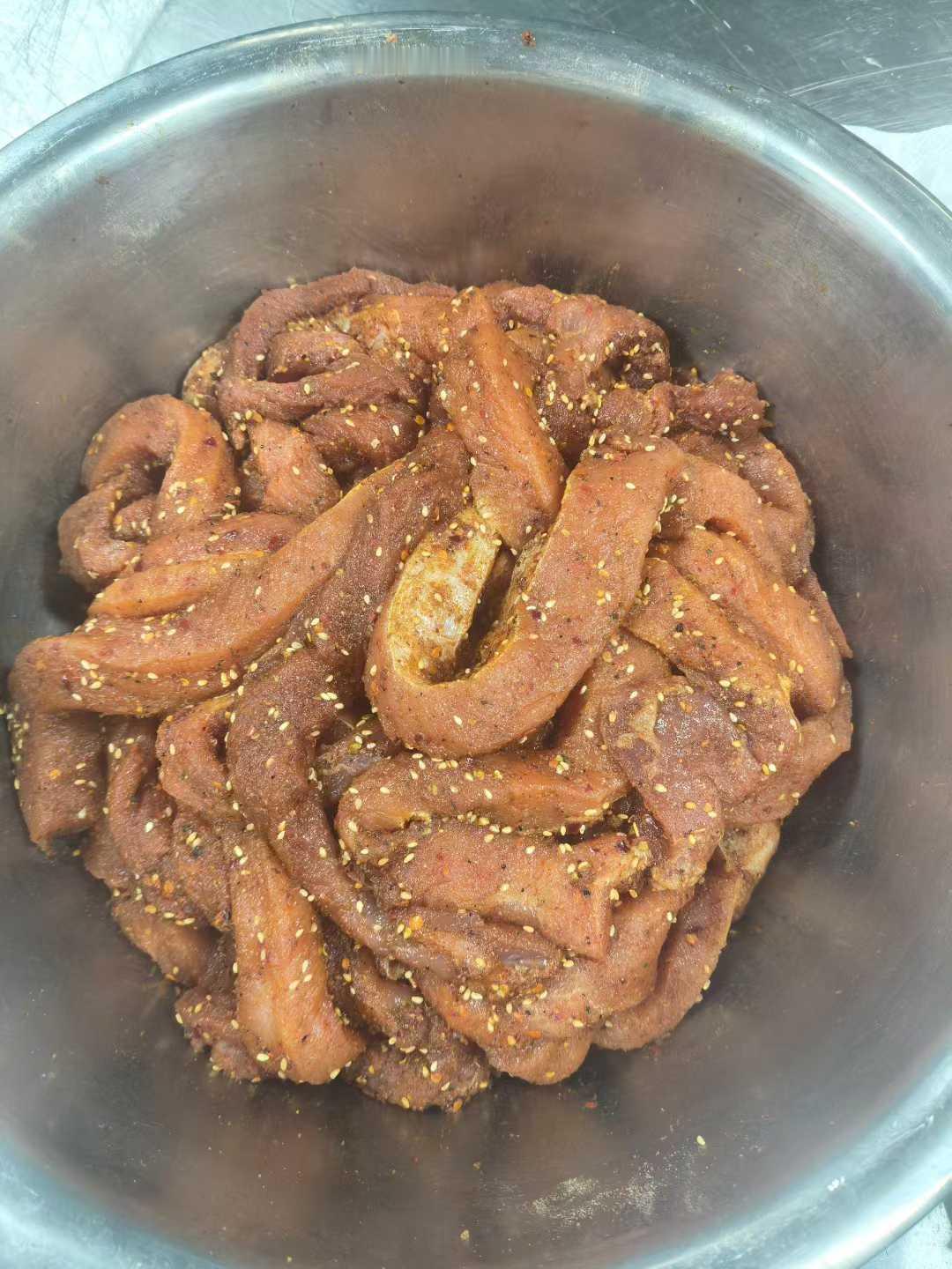 自制猪肉干新鲜出炉，从腌制到晾晒，每一步都是满满的爱与耐心。自己动手，丰衣足食，