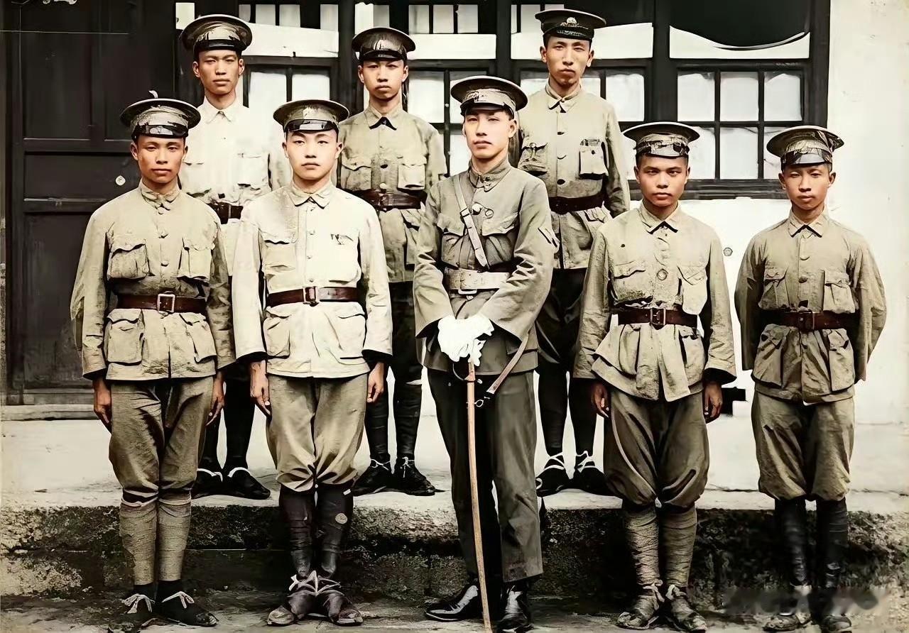 1925年9月6日，蒋介石与黄埔二期7名优秀毕业生的合影。中间戴白手套的是蒋介