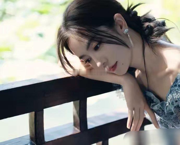 李晟晒最新美照，一袭蓝裙宛如仙女下凡，美得让人移不开眼​​​