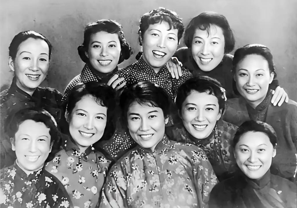 这照片上的10位演员，你能认出几个？黑白老照片，已经成为历史，那