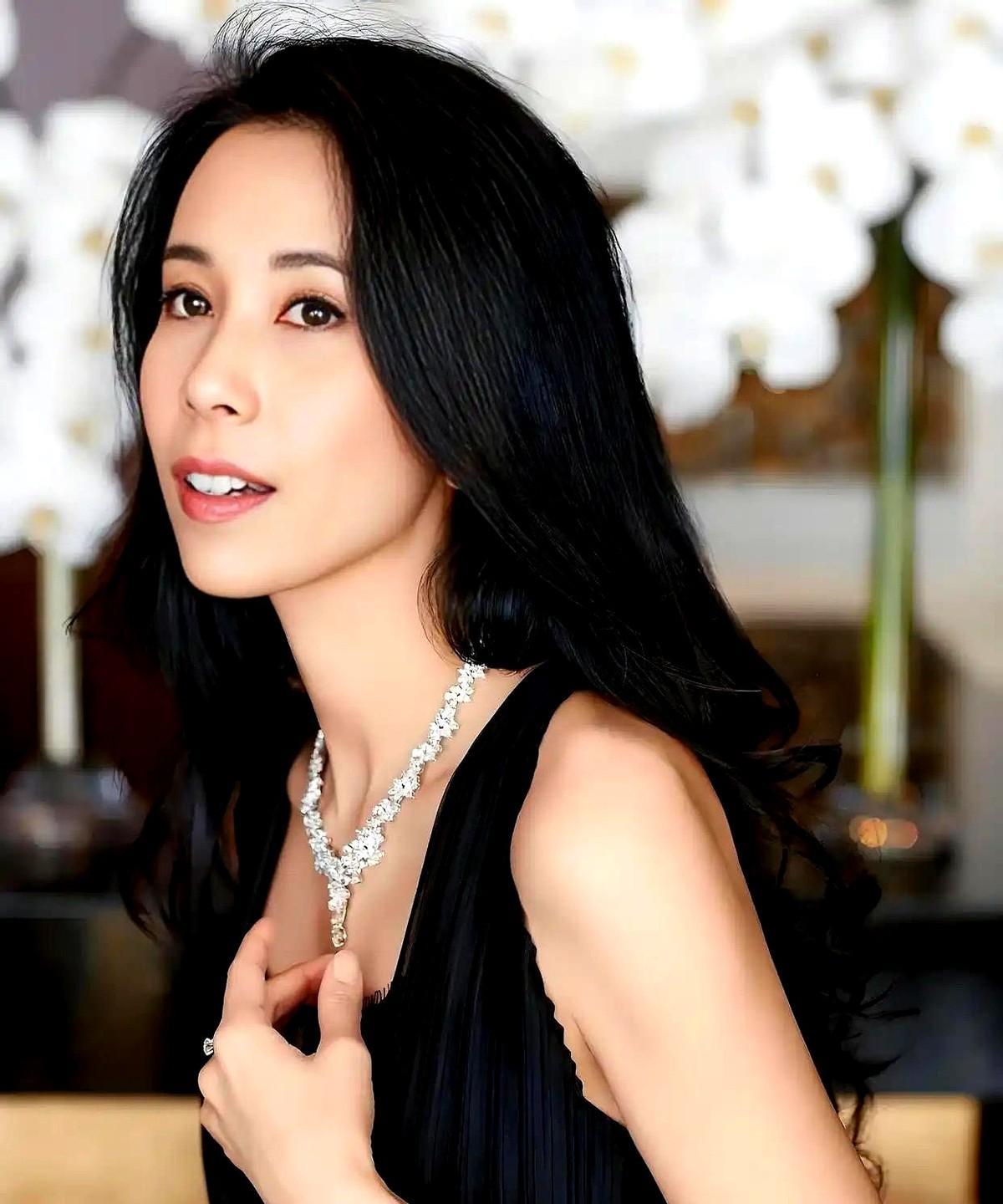 莫文蔚和她的德国老公年轻时候相爱，后来分手了，男方就另娶他人，并生了好几个孩子。
