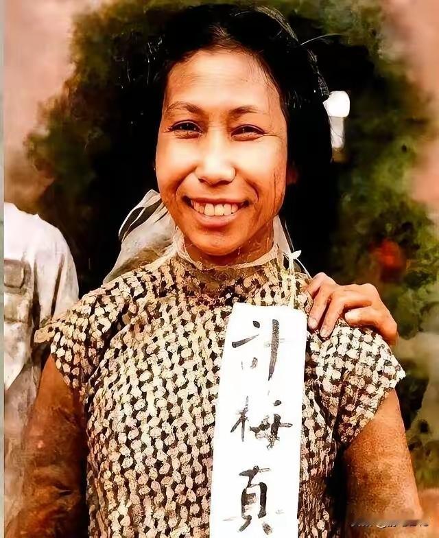 心痛！被酷刑折磨后满身伤痕的她，面对敌人的枪口，没有丝毫胆怯，反而露出了灿烂的笑