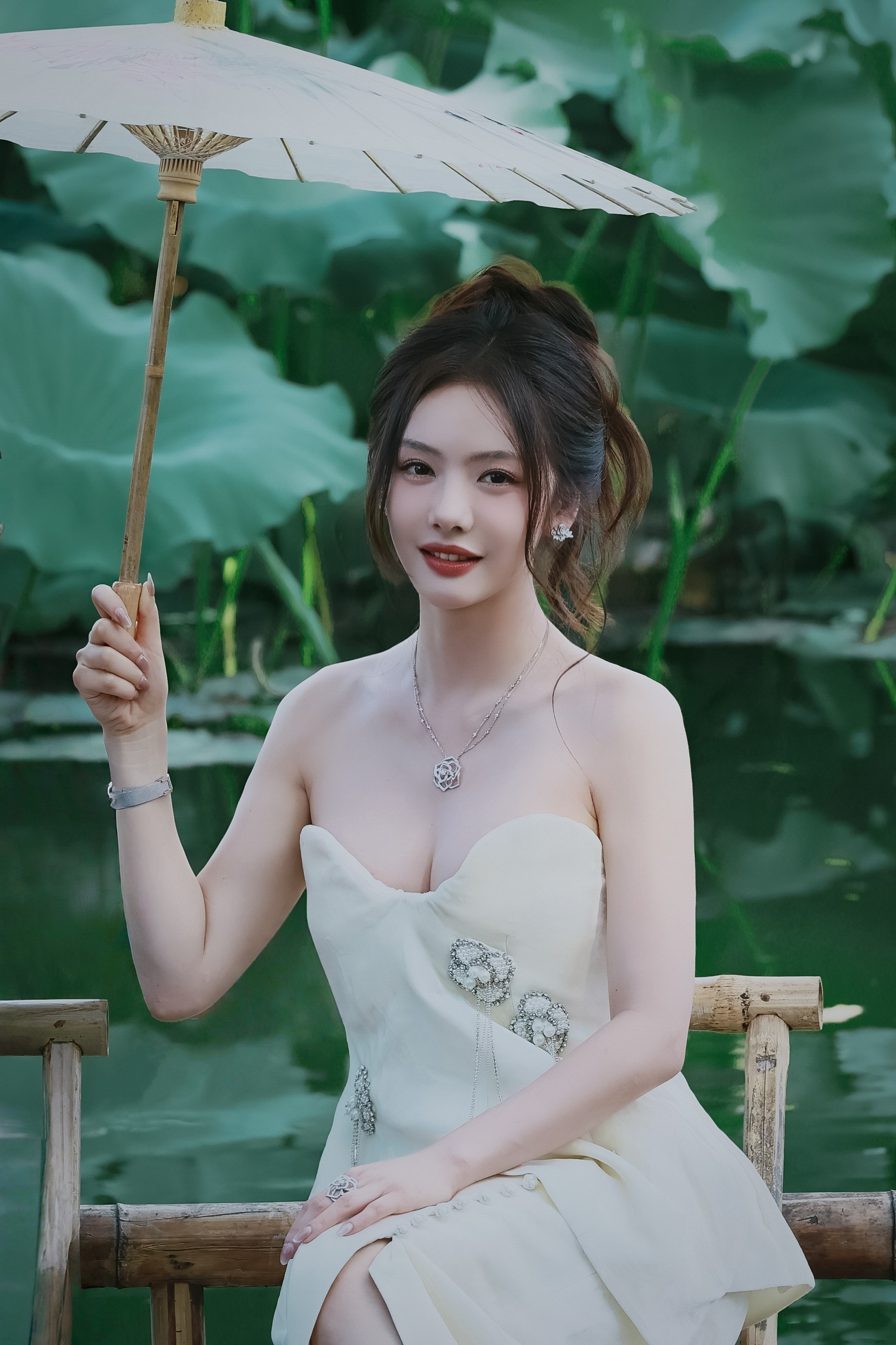 蔡文静一袭抹胸白裙，勾勒出丰满曼妙的曲线，恰到好处的剪裁，将身材优势尽情展现。