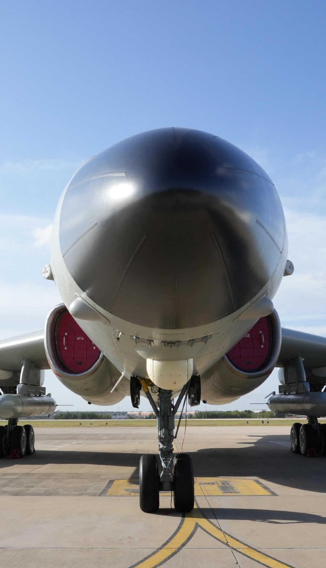 巡航完毕，已返航。晚安！（摄影：郑宇航）轰6K首飞19周年加快建设新时代航空强