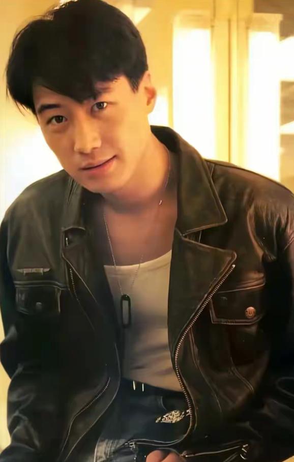 1993年，黎明的父亲得了肠癌末期，黎明当即发誓:“如果父亲能康复，我愿意用一生