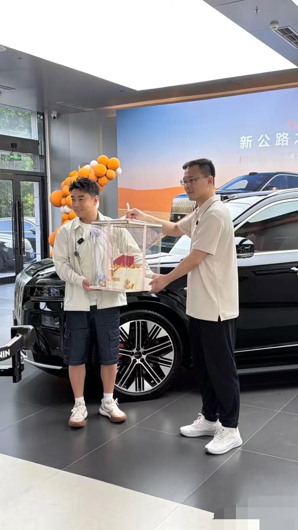 王皓喜提新车！很大的广告语呀！“乒乓球世界冠军车”车企还贴心为王皓定制了一款