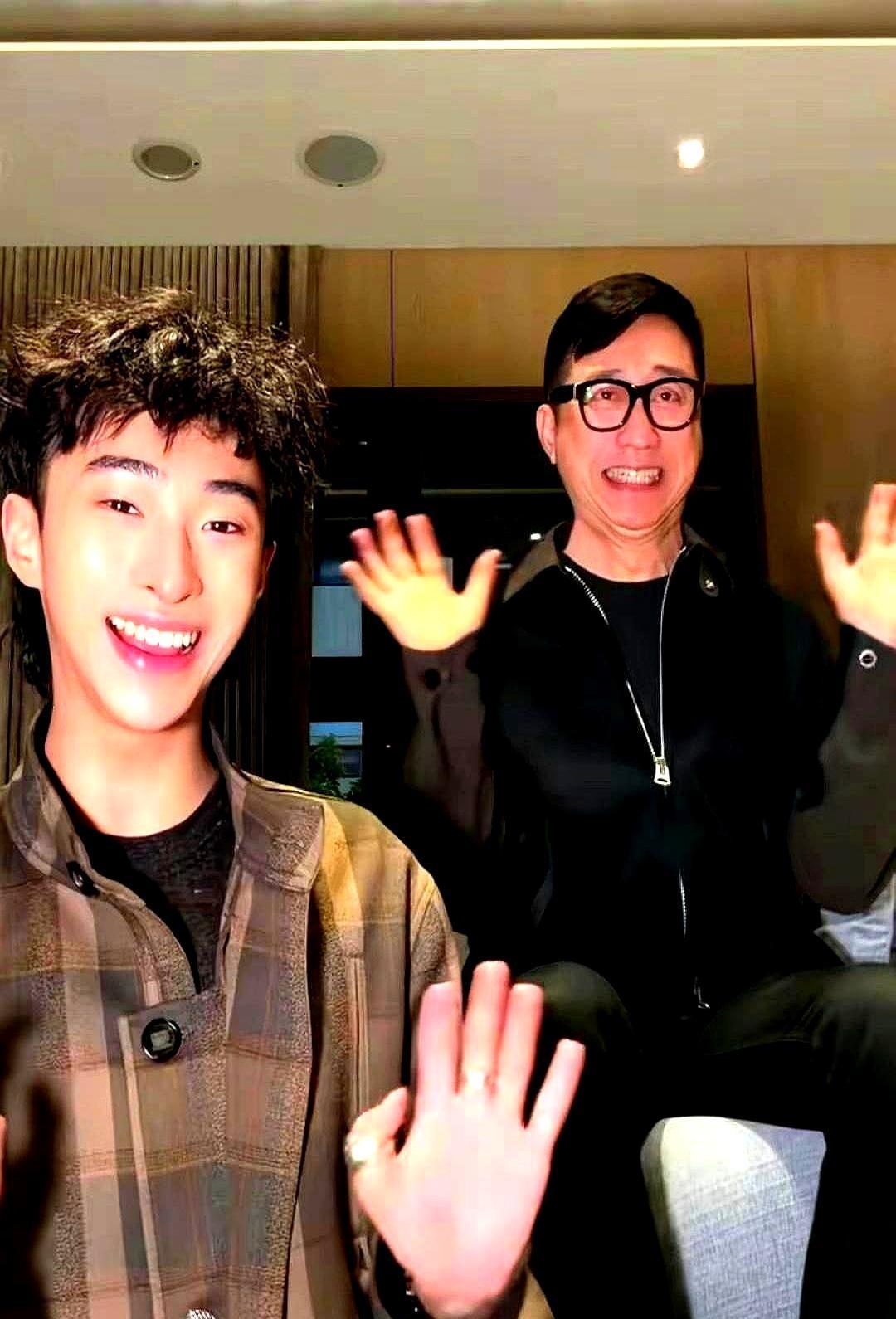 你敢信？庾澄庆伊能静的儿子躲桌底，秦昊拽他出来时竟先护他的头！那天是公开活动