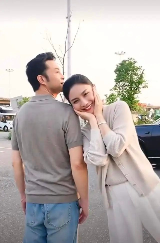 沙溢胡可结婚15年，“青梅竹马”般从青涩到相伴，沙溢胡可晒十余年恩爱合影，这才