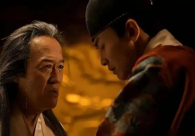 魏忠贤死了，明朝没救了，也没人真想救。他活着时，东厂的人到处收钱，辽东军饷还能