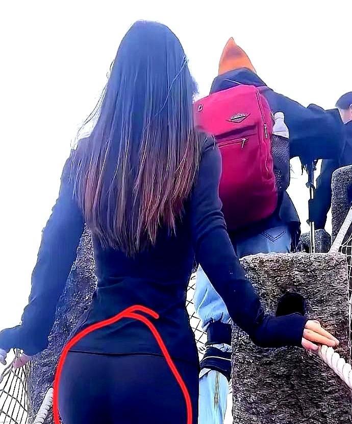笑死啦！有个倒霉蛋网友去爬山，前面突然出现个穿紧身瑜伽裤的妹子。这下可好，他