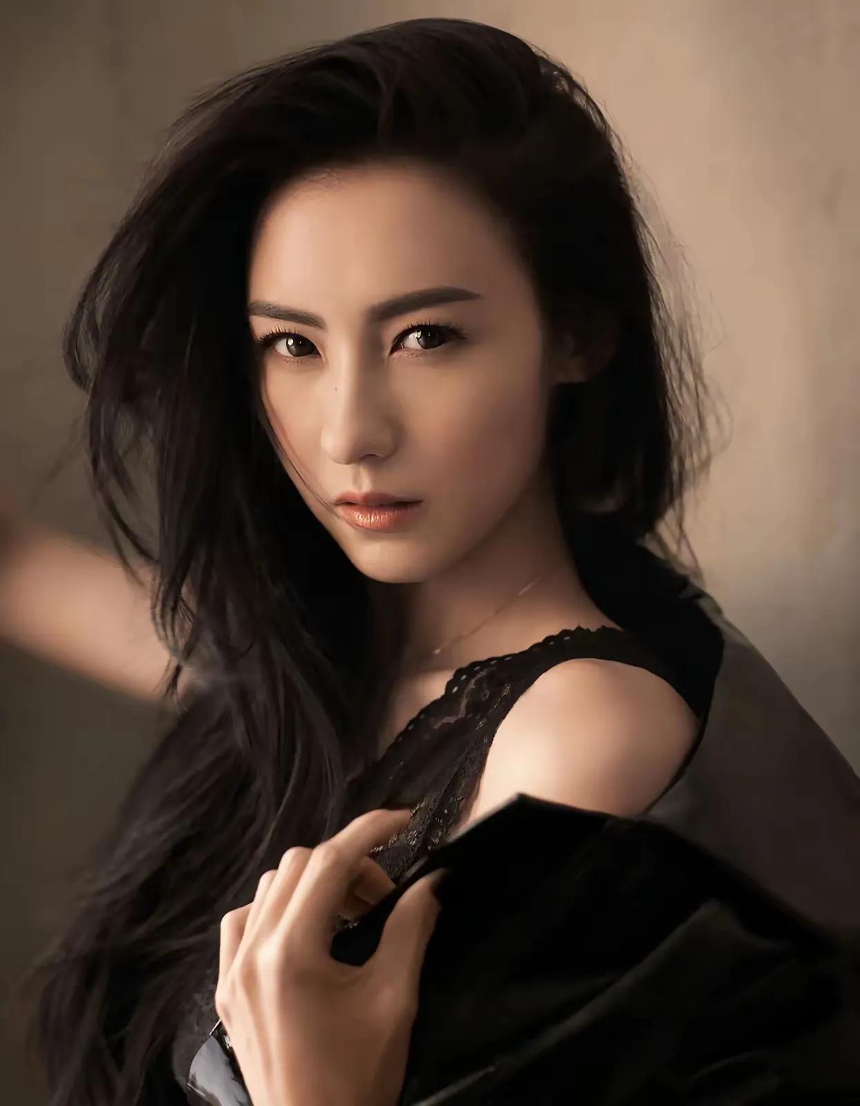 和闺蜜聊起张柏芝，说起她带小儿子逛超市被拍，孩子自己动手拿东西。闺蜜感慨：“这才