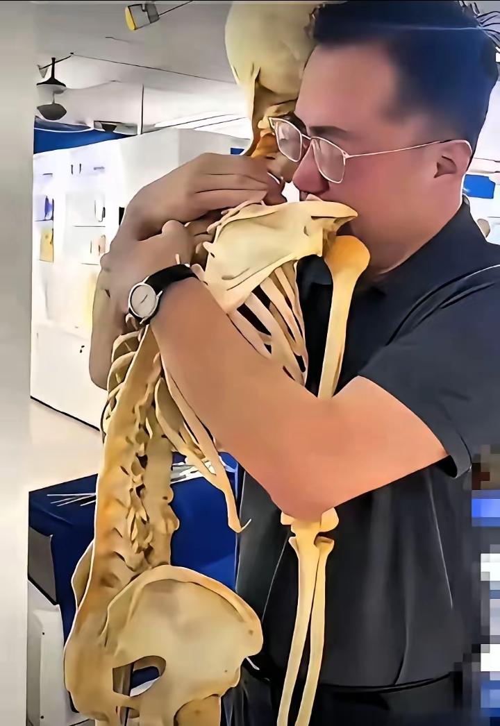 张金哲的学生在解剖室抱着遗骨，很久没有松手。那骨骼属于他的老师。张金哲，中国小儿