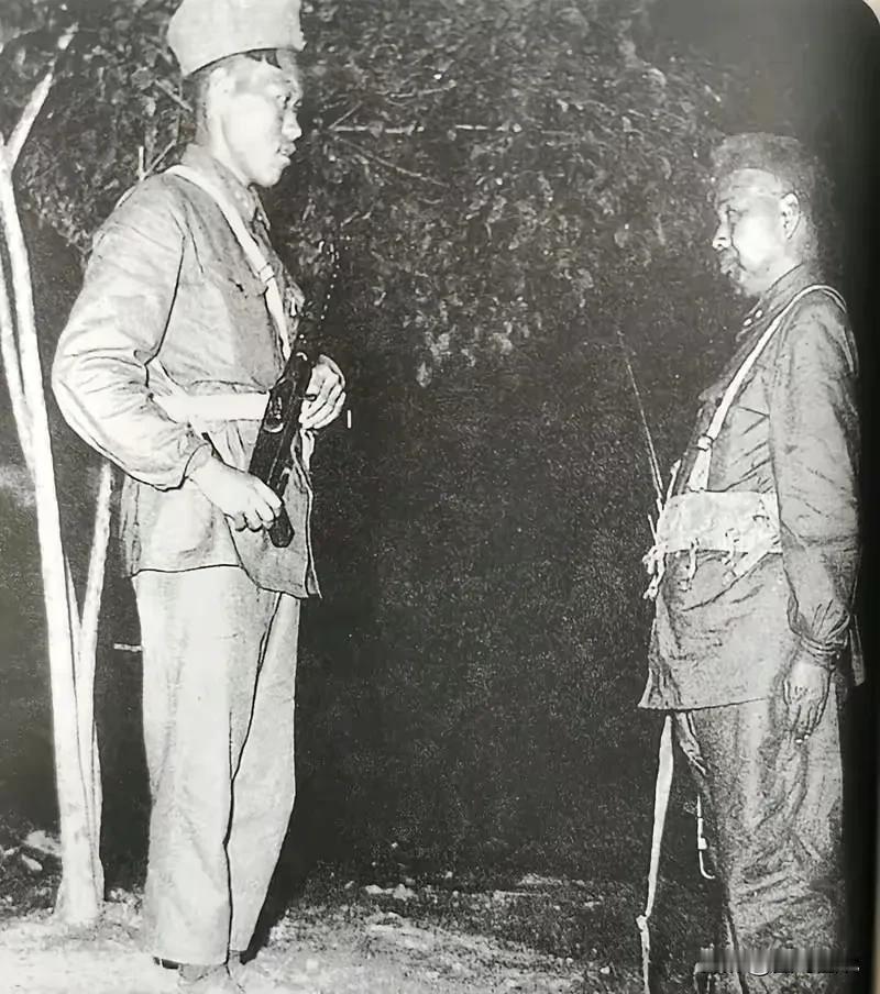 大家仔细看，这才是真正的将军与士兵无差别。1958年，许世友上将响应主席“将军