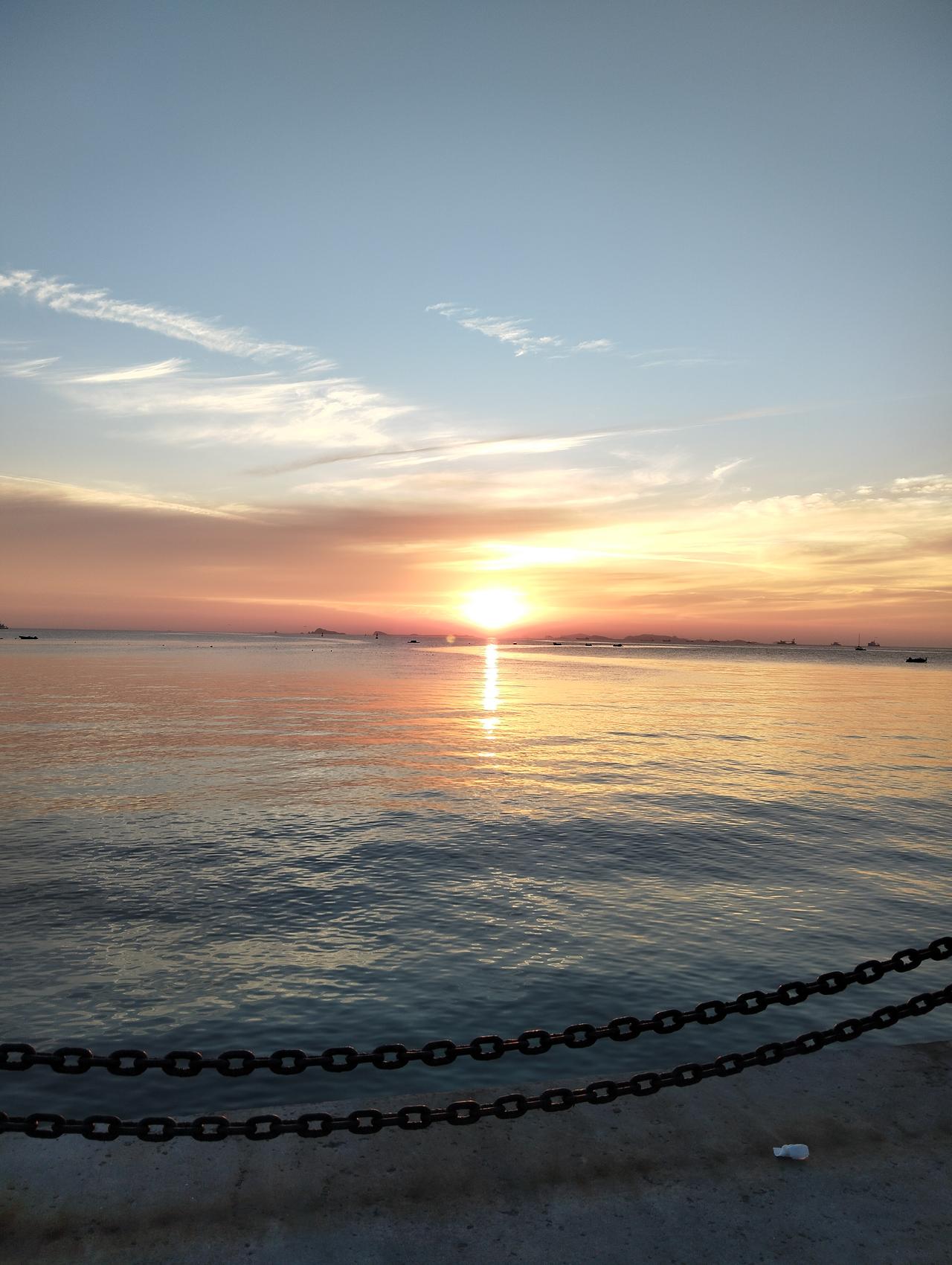 烟台山下滨海广场看日出，天还没亮，海边拥来无数各地的游客，滿怀期待望着海面，迎接