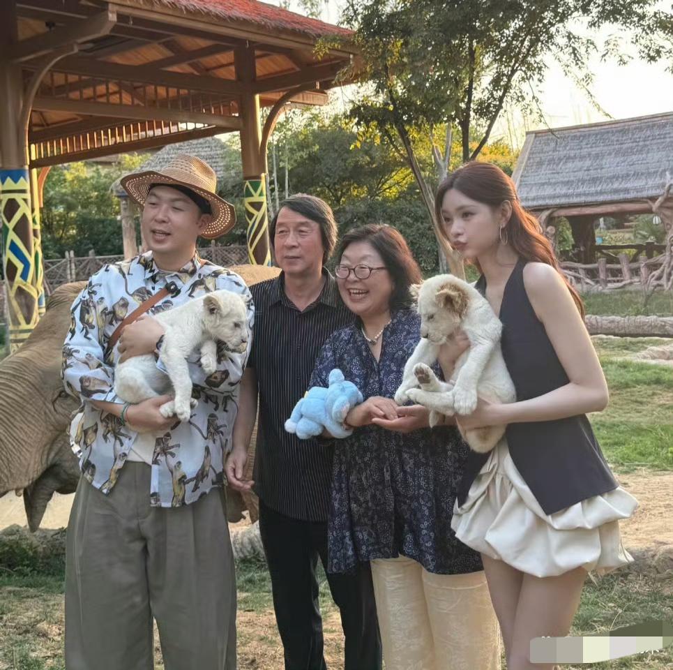 杜海涛真的就跟他妈妈一个模子刻出来的一样，也不怪他长这样了，父母颜值都摆那了，能