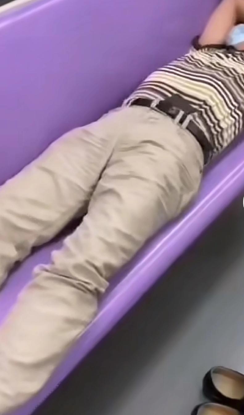 他做了所有人想做却不敢做的事情贵阳市地铁站，贵阳北站。一男子下班后，本来一天的